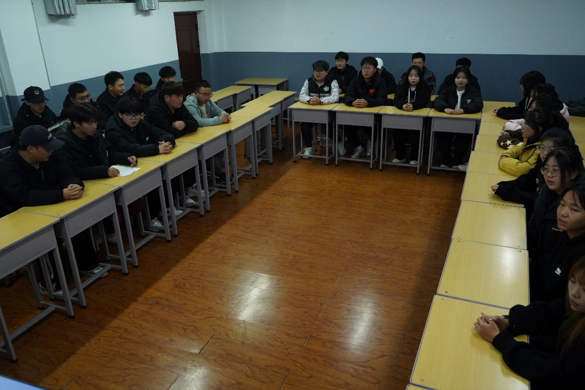 会议室里的人们中度可信度描述已自动生成